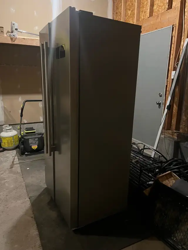 Refrigerator LIKE NEW!63234861290241122