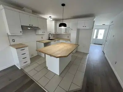 9 ½ sur 2 étages (rez-de-chaussée et sous-sol) dans le secteur recherché de St-Élie. Disponible dès...