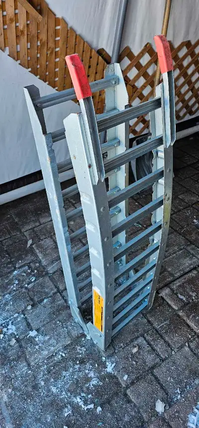 Vends 2 rampes an acier galvanisé, pliables, heavy duty. Capacité par rampe : 1200lbs Poids de chaqu...