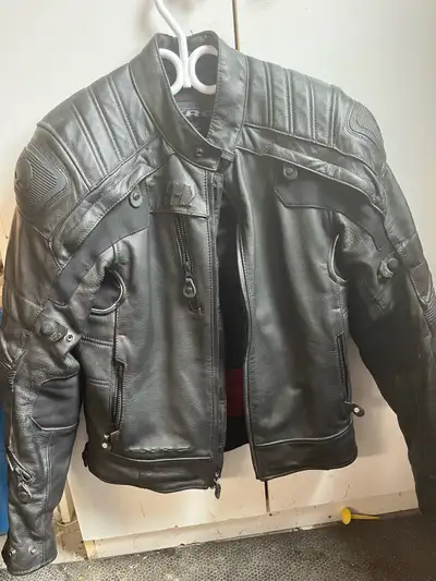 Mentaux en cuir Harley Davidson grandeur moyen. En parfaite condition. Payer 800$ négociable