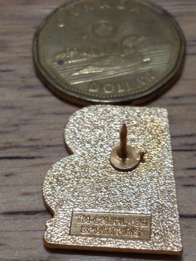 Dated 1986 WHL Kamloops Blazers WHL lapel pin dans Art et objets de collection  à Ville de Toronto - Image 3