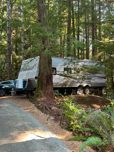 Amazing camping trailer that sleeps 8-10! - Microwave, TV, upgraded queen mattress, 3 way fridge, tu...
