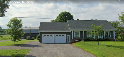 Grande maison à louer à partir de février 2026. Construction récente. Garage double. Cour arrière am...