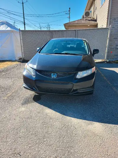 Très belle Honda Civic EX-L. Elle est tout équipée. Elle a un toit ouvrant, un GPS, des sièges en cu...