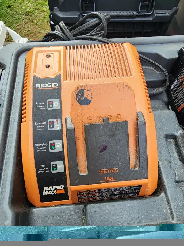Ridgid R82320 Bit Driver Kit W 2 Batteries Charges & Hard Case in Power Tools in Windsor Region - Image 3