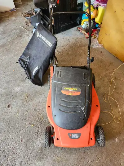 Lawn Mover blades and wheels all ok and working, except Battery which needs to be placed