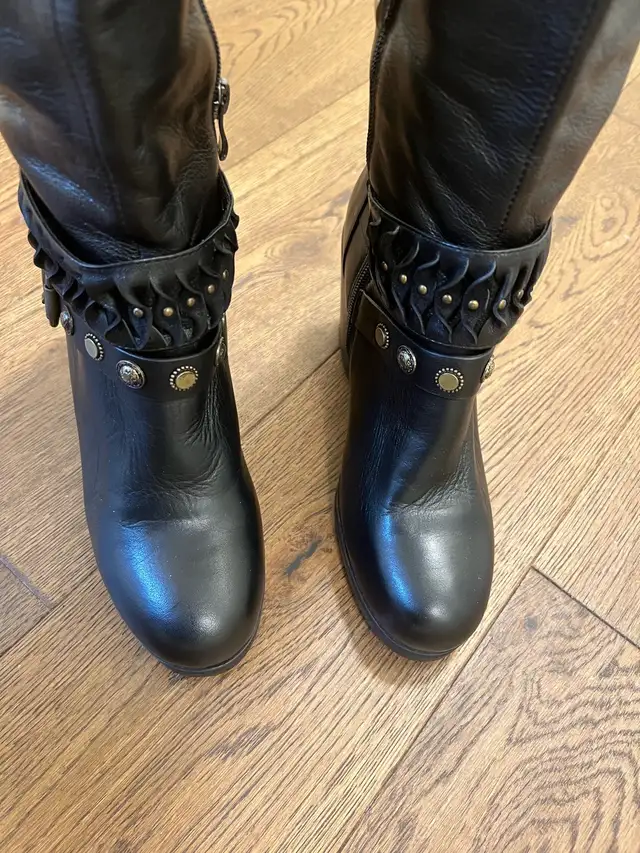 Leather thick-soled women's boots in Women's - Shoes in City of Toronto - Image 4