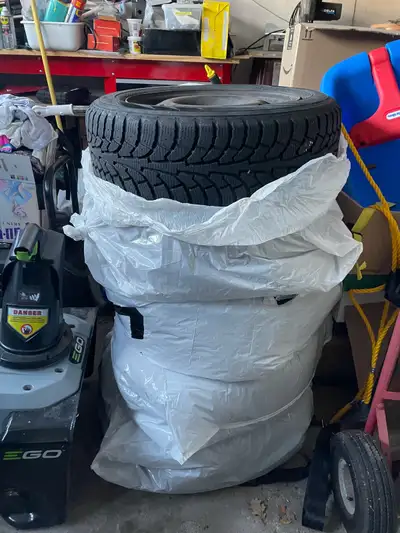 I'm selling a set of Hankook Winter i*Pike RS winter tires, size 195/60R15 88T, mounted on steel rim...