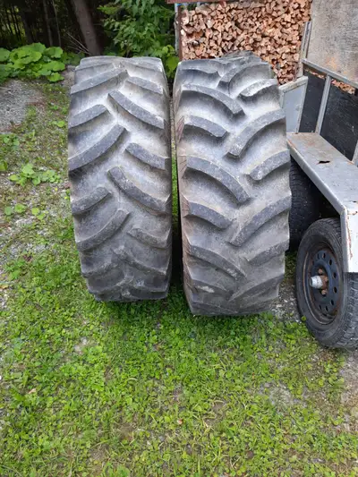 Pneus de tracteur agricole, les 2 pneus avants (8-16 R1) sont neufs et sur des rims de Kubta. Les pn...