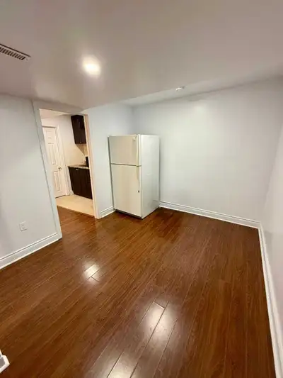 This cozy and well-maintained 1 bedroom, 1 bathroom studio unit in Milton offers a clean living spac...