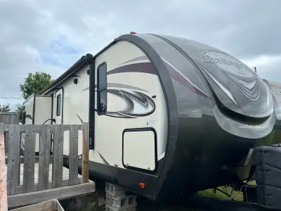 Are you ready for your next adventure? Look no further! This 2018 Forest River Heritage Glen 300 is...
