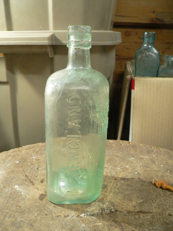 plusieurs bouteille de gin antique a différent prix dans Art et objets de collection  à Lanaudière - Image 3