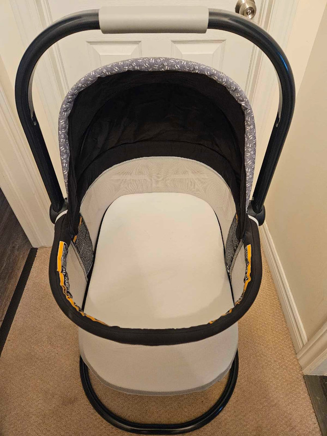 Graco bassinet in Cribs in Gatineau - Image 4