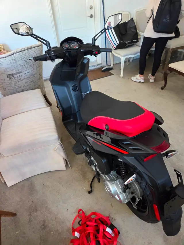 2025 Aprilia SR 50 MT 4T SR50MT 4STROKE SCOOTER 2 year warranty in Scooters & Pocket Bikes in City of Toronto - Image 4