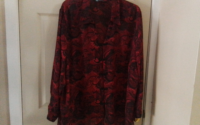 WOMAN'S SZ 5X RED AND BLACK LONG SLEEVE BLOUSE(S) in Women's - Tops & Outerwear in City of Toronto - Image 2