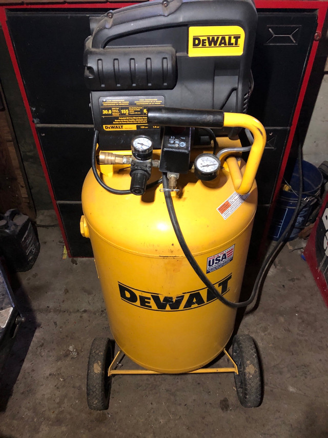 30 Gallon Dewalt Air compressor in Power Tools in Barrie
