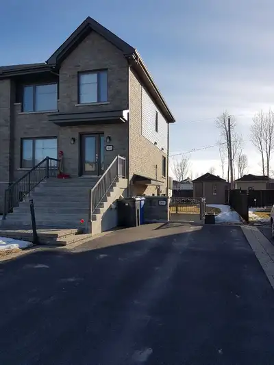 Superbe condo 3.5 avec terasse privé construction 2012 a louer a partir du 1er juin 2026. Boulevard...