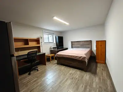 South windsor room short or long . No smoker , single only prefer no visitors.shared washroom and ki...