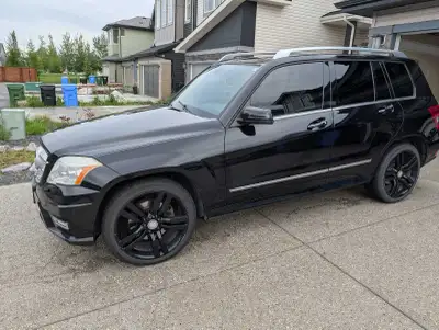 Looking for a reliable, luxurious, and well-maintained SUV that doesn't break the bank? This 2012 Me...