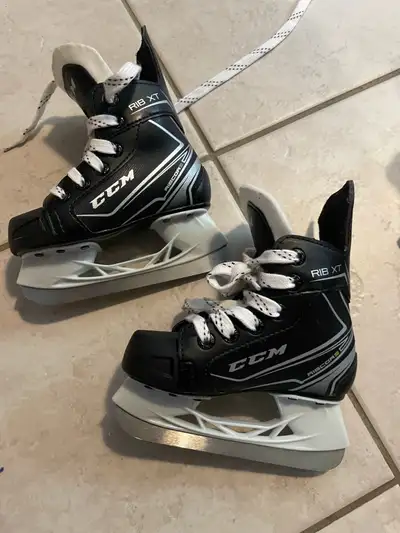 Junior / Youth Size 9 hockey skate CCM, View more
