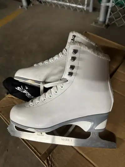 Women’s/girls’ figure skates, View more