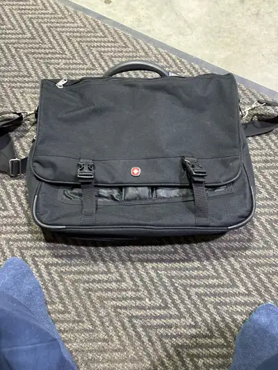 SwissGear messenger/laptop bag in good condition. Great for work, travel, or everyday use. * Padded...