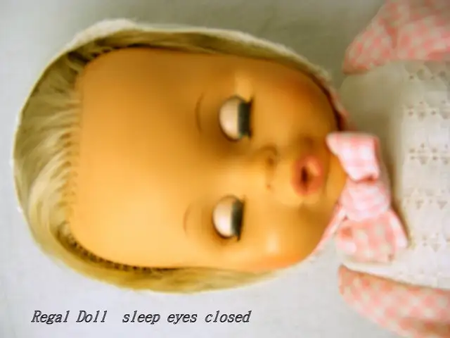 VINTAGE Regal doll, wetting, vinyl, blue sleep eyes, blond, 16” in Toys & Games in City of Toronto - Image 9