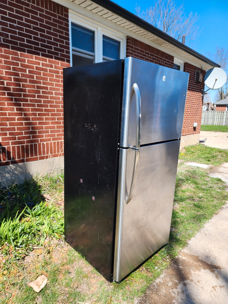 Clean fridge 200!! Refrigerators Windsor Region Kijiji