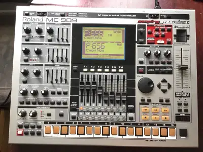 Roland Mc909 groovebox sampler workstation, View more