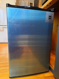 Mini-réfrigérateur RCA 4,5 pieds cube comme neuf