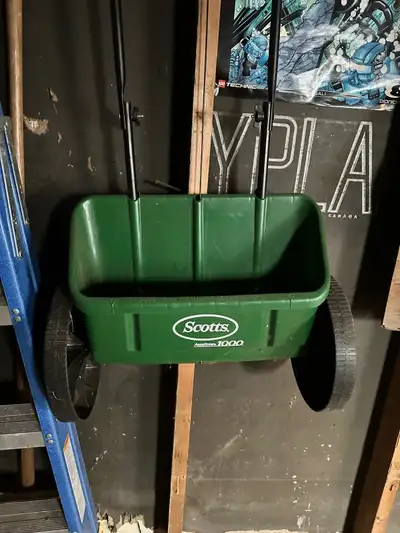 Scott’s AccuGreen 1000 seed drop spreader
