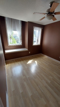 Room for rent. Near UWO, near Costco. Start from July 8th.