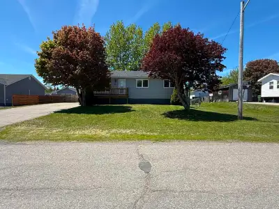 MAISON A VENDRE - HOUSE FOR SALE 279,000$ Situé au centre de Petit-Rocher, venez voir cette charmant...