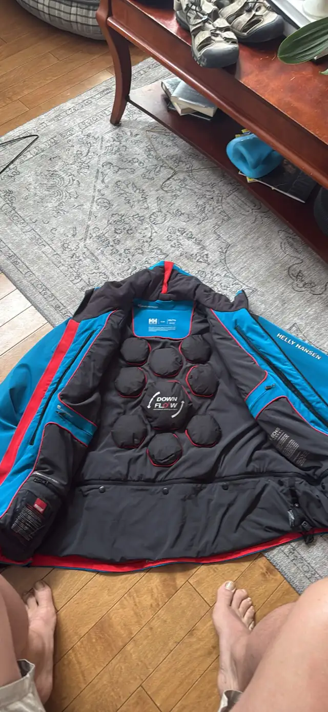 Men’s Helly Hansen ski jacket.  in Ski in Red Deer - Image 3