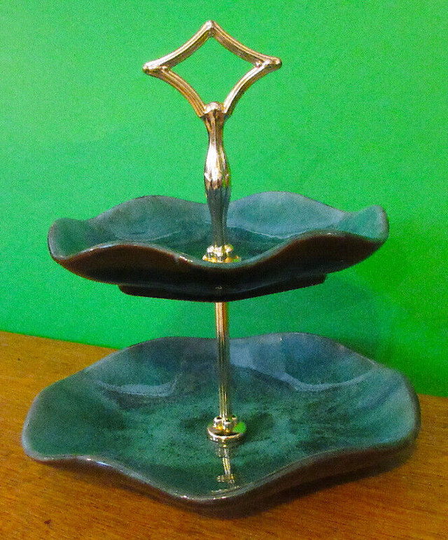 Blue Mountain Pottery 2-Tier Green Candy Dish Nice Condition in Arts & Collectibles in Stratford - Image 3