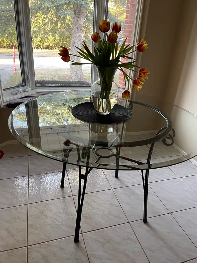 Round Glass Kitchen Dining Table  in Dining Tables & Sets in Ottawa - Image 3