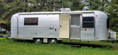 1970 Avion Travelcader 28 ft. Bunk beds, queen pull out table, full size fridge, washroom with showe...