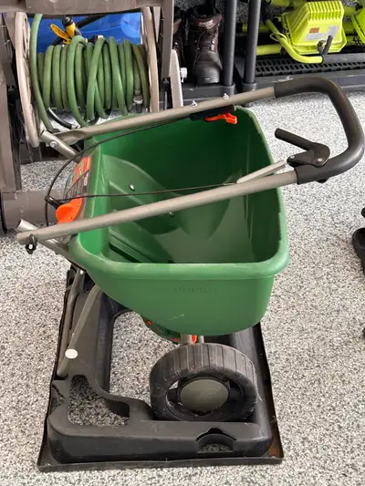 Hardly used Scott’s Delux Edge guard, Broad Cast Spreader. Was $88.00 new.