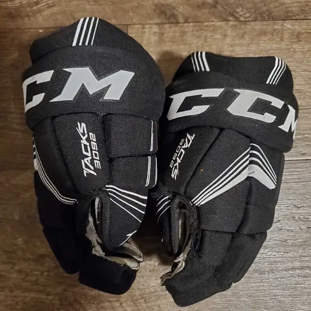 Kids 10" CCM TACKS Hockey Gloves Jr. Hockey Gloves  in Hockey in Barrie - Image 2