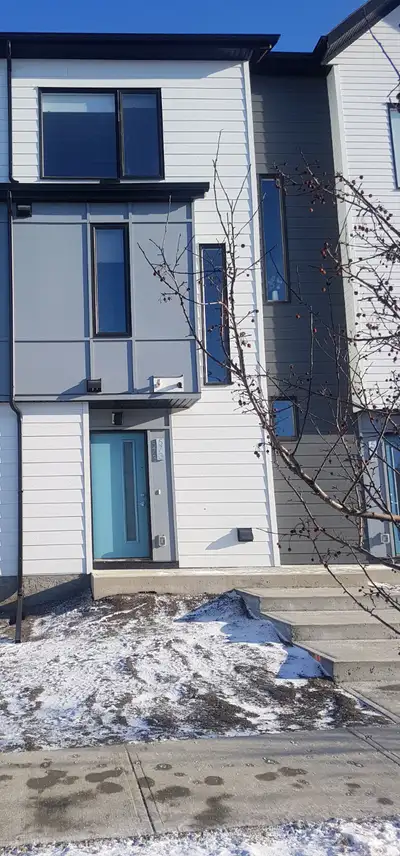 Modern and move-in-ready home offers comfortable living space, fully furnished, and an excellent loc...