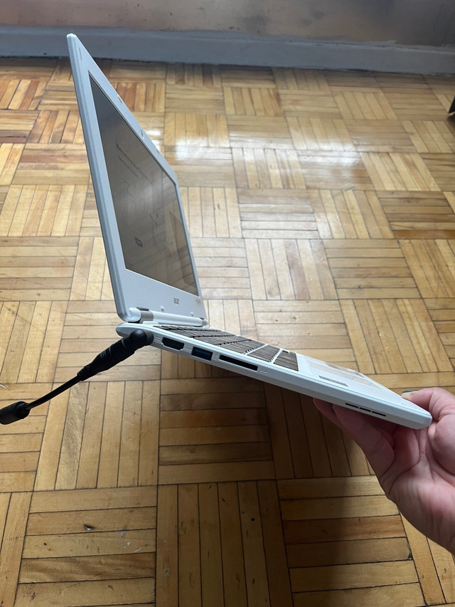 Acer Chromebook  in Laptops in Oakville / Halton Region - Image 3