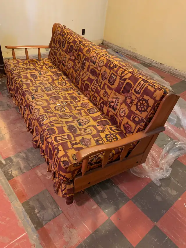 Vintage couch (converts flat to sm double bed),. Retro in Couches & Futons in City of Toronto - Image 2