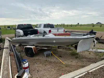 Fishing boat with live wells has a Honda 40hp 4 stroke motor with electric trim/tilt. Minn kota powe...