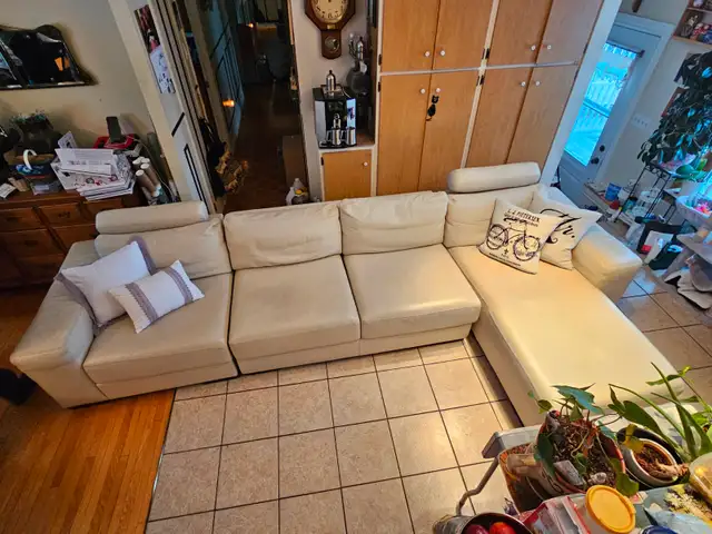 Sectionnel en cuir blanc véritable in Couches & Futons in Trois-Rivières - Image 6