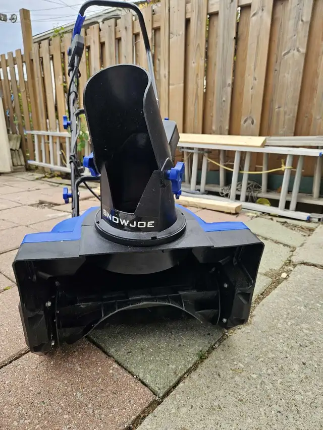SnowJoe Electric Snow Blower in Snowblowers in City of Toronto - Image 7
