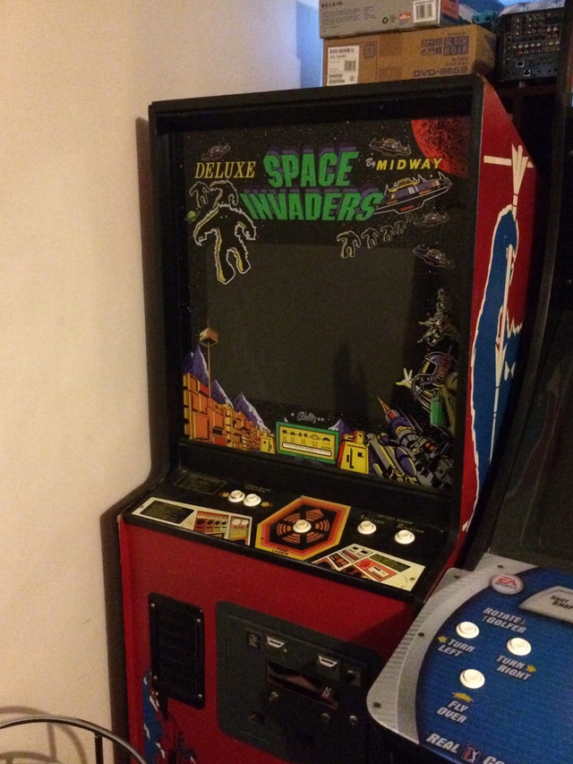 SPACE INVADERS DELUXE in Toys & Games in Calgary