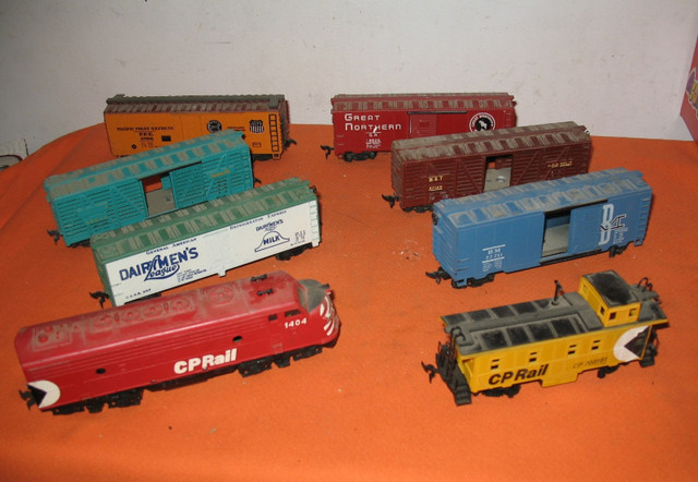 HO Scale CP Rail Diesel #1404 Plus 7 Rail Cars -All Work Great- in Hobbies & Crafts in Edmonton - Image 4