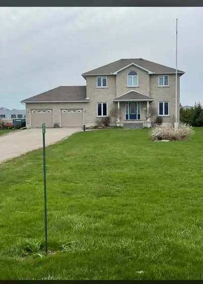 Detach house available in wonderful town of Listowel. Spacious rooms and big backyard. Great and qui...