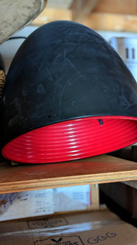 Luminaires suspendus noirs intérieur rouge (5)