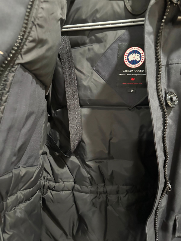 CANADA GOOSE JACKET FOR SALE in Women's - Tops & Outerwear in City of Toronto - Image 2